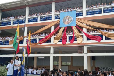 Los himnos los cantaron desde los balcones del Santa Teresita, institución que llegó a 95 años.