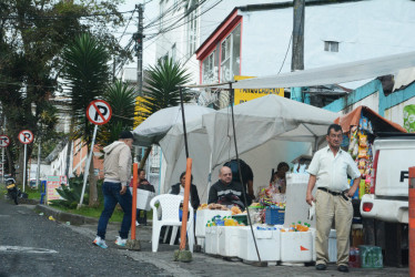 Los transeúntes sin andén por donde transitar. 