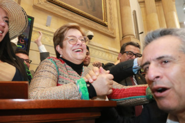 La ministra de Trabajo, la caldense Gloria Inés Ramírez, celebró en abril del 2024 con Luis Fernando Velasco, entonces ministro del Interior, la aprobación de la reforma pensional en segundo debate, en el Senado. Su ausencia en el acto de sanción de la reforma pensional no se debería al remezón ministerial. Conozca el motivo.