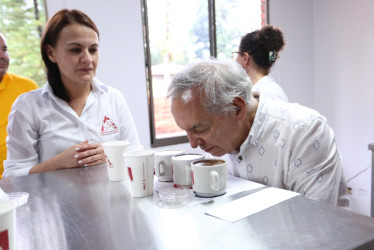 El ministro de Hacienda, Ricardo Bonilla, durante su recorrido por Cenicafé.