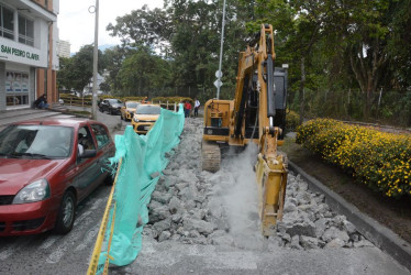 Intervención en la calzada de la avenida Paralela de Manizales este martes (30 de julio).