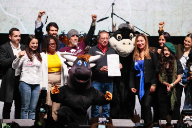 El presidente de Colombia, Gustavo Petro (c), sostiene el documento en el que sanciona la ley que prohíbe las corridas de toros este lunes, durante una ceremonia en la Plaza de Toros La Santamaría de Bogotá.