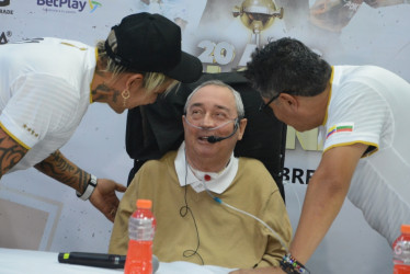 El profesor Luis Fernando Montoya con Dayro Moreno (i) y César Hernández, dos jugadores que integraron el plantel del Once Caldas que ganó la Copa Libertadores del 2004. 