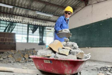   Foto I Cortesía Alcaldía I LA PATRIA  Una intervención en obras comenzó en el colegio Siete de Agosto, del barrio El Carmen, de Manizales. La Alcaldía empezó el martes trabajos con el propósito de mejorar baterías sanitarias, pisos y pintura.