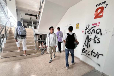 La Universidad Nacional sede Manizales, como las otras ochos del país, retornaron ayer a la actividad académica. Estudiantes, profesores y administrativos encontraron paredes con escritos de quienes se tomaron los bloques D y C y H.