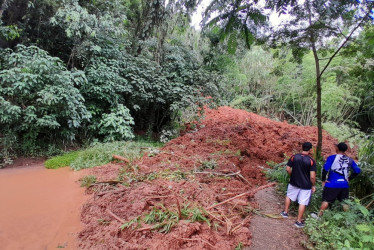 Un alud de tierra obstaculizó por completo 30 metros de calzada entre Arauca y Santágueda, en Palestina. Esta martes fue habilitado el paso a un carril.