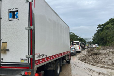 En la vía Manizales - Medellín se habilitó el paso a un carril en el sector El Indial, luego de estar cerrada por derrumbe.