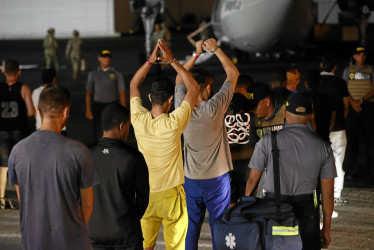 30 colombianos esposados de pies y manos fueron deportados ayer de Panamá.