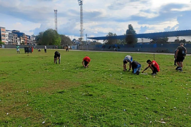 La Empresa de producción del evento musical que se realizó en el estadio municipal parece que no se fijó en dejar el escenario en las condiciones que lo encontró.