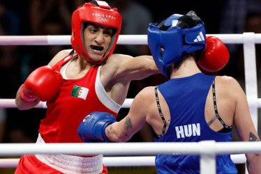 La boxeadora argelina Imane Khelif (rojo) ante la húngara Anna Luca Hamori (azul) durante el combate. 