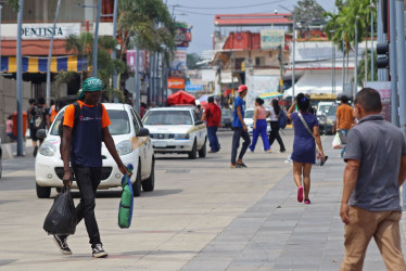 Migrantes permanecen en las principales plazas y avenidas de México. 