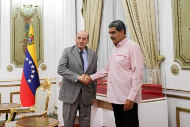 Las imágenes que confirman la visita del excanciller Álvaro Leyva fueron publicadas por Nicolás Maduro.