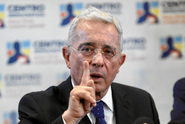 Álvaro Uribe Vélez, presidente de Colombia entre el 2002 y el 2010, es acusado de los presuntos delitos de soborno, fraude procesal y soborno en actuación penal.