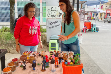 Los artesanos de Chinchiná exponen en la Feria Empresarial y Artesanal. Se llevará a cabo todo el día en el Parque Huberto Armel de la Estación del Tren San Francisco. 