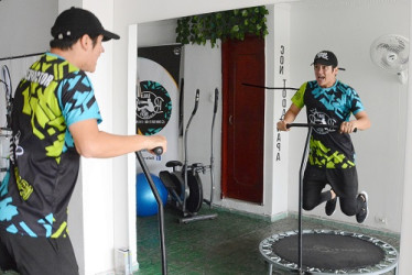 Ricky en sus clases usa un trampolín con el que les hace quemar calorías a sus clientes y a estar en forma. 