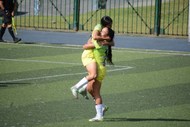 La celebración de las jugadoras de Dosquebradas A al vencer a Wikam. Así aseguraron el cupo a la final de la Copa LA PATRIA de Fútbol Femenino.