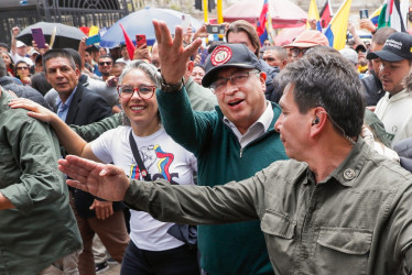 Fotografía de archivo que muestra al presidente, Gustavo Petro, acompañado de la senadora María José Pizarro, mientras saluda durante una marcha con motivo Día Internacional de los Trabajadores el 1 de mayo de 2024 en Bogotá.