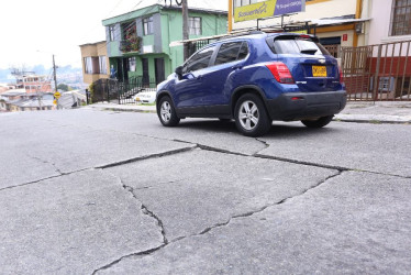 Este es estado  de la calle que según residentes del barrio El Campín, en donde un hundimiento afecta las viviendas, pues el paso de los carros por allí hace que vibren.