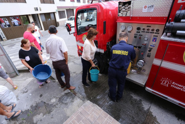 Los habitantes de la parte alta del barrio La Enea (calle 108 con carrera 28) aún se encuentran sin servicio de agua en sus casas. Los bomberos los abastecieron con un carrotanque.