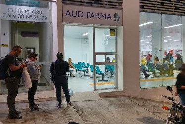 Este era el panorama externo en la sede de Audifarma, del sector Ondas del Otún, el jueves 25 de julio. Los usuarios, aun habiendo donde sentarse adentro, tuvieron que hacer fila afuera y de pie, por indicación de una auxiliar de servicio al cliente del dispensario.