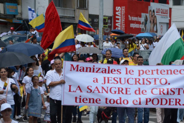 La comunidad religiosa marchó en Manizales. 