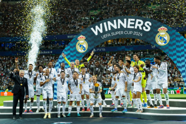 Los jugadores del Real Madrid levantan el trofeo de campeones tras la disputa de la Supercopa de Europa.