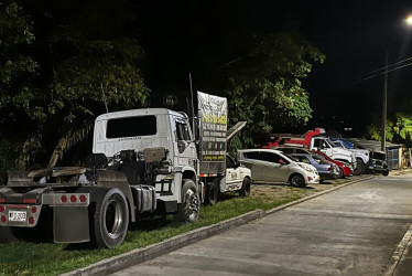 Estos eran los autos que estacionaban en la zona verde de la manzana 11 del barrio La Linda.