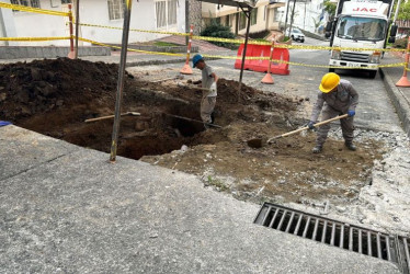 Desde el jueves 22 de agostos el grupo técnico de Aguas de Manizales atiende emergencia en la calle 64 con carrera 21 en el barrio la Rambla. 