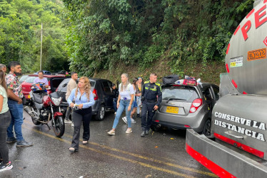 En la antigua vía Manizales - Chinchiná se presentó un choque entre un carro cisterna y varios automóviles.