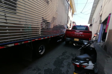 Así se encuentra  la calle 24 con cerrera 23 con los automóviles y motos obstaculizando la vía. 