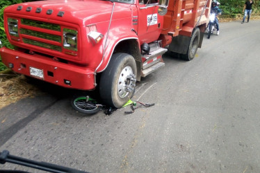 Un joven resultó herido tras chocar en su bicicleta contra una volqueta en Marquetalia.