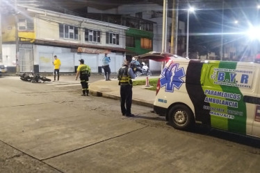 Un motociclista chocó con un taxi a un costado del Parque Faneón de Manizales.