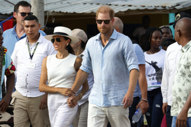  Los duques de Sussex, el príncipe Harry y Meghan, recorren las calles durante una visita este sábado a San Basilio de Palenque (Colombia). 