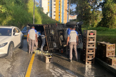 Una camioneta se volcó en el sector de los lavaderos de Los Rosales.