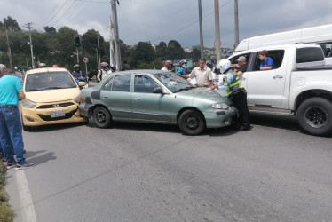 Este es el choque entre la camioneta, el carro particular y el taxi.