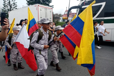 studiantes de Villamaría (Caldas) desfilan el 07 de agosto.