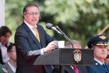 Gustavo Petro pronuncia un discurso durante la conmemoración del aniversario de la Batalla de Boyacá este miércoles, en el Puente de Boyacá en el municipio de Ventaquemada, Boyacá. 