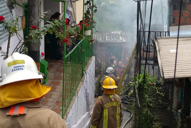 El Cuerpo de Bomberos de Chinchiná atiende un incendio en el barrio La Frontera de Chinchiná.