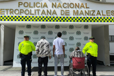 Estos tres sujetos son señalados de asaltar a ciudadanos en Manizales y hurtarles sus pertenencias. A uno (izquierda) lo capturaron en otro hecho, tras robarle una tablet a un ciudadano en Villahermosa.