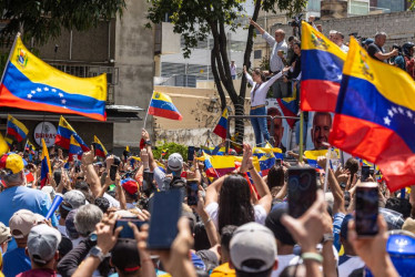 La líder opositora de Venezuela María Corina Machado abogó este sábado por mantener una lucha "pacífica y cívica" pero con "fuerza" ya que dijo que "el 28 de julio marca un hito a partir del cual se inició la transición a la democracia en Venezuela", dijo Machado ante miles de venezolanos que se concentraron en una zona del este de Caracas.