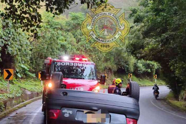 El conductor de un carro resultó herido tras sufrir un volcamiento en la vía antigua entre Manizales y Chinchiná.