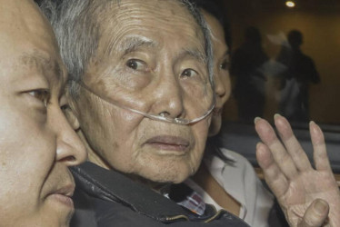 Alberto Fujimori fue presidente constitucional de la República del Perú entre 1990 y 1992 y entre 1993 y el 2000. En el lapso entre ambos períodos también fue el mandatario peruano, pero autoproclamado por un golpe de Estado.