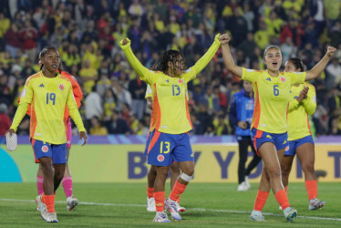 Jugadoras de Colombia celebraron el triunfo 1-0 ante Camerún.