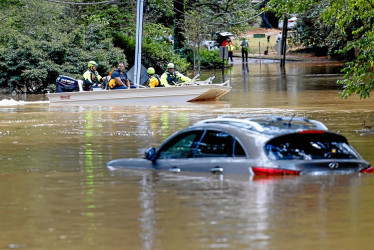 Videos y fotos muestran carros y  viviendas que quedaron casi sumergidas bajo el agua durante el paso del ciclón.