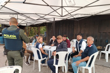 Camioneros empezaron este viernes a limpiar y a organizar el espacio donde se habían ubicado en el sector de Maltería, en Manizales. 