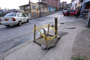 Así se encuentra el hueco por la falta de tapa en el barrio Centenario en la calle 10B con carrera 32.