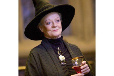 Maggie Smith, conocidad como la profesora Minerva McGonagall en Harry Potter. 