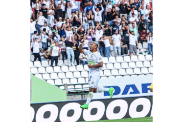 Michael Barrios celebró el cuarto gol del Once Caldas en la victoria contra el Deportivo Cali en Manizales. 