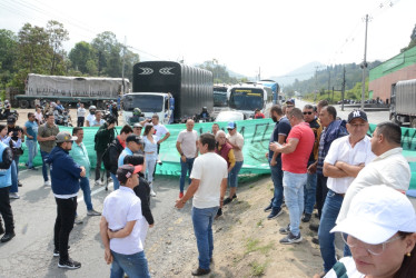 Así se veía el paro camionero en el sector de Maltería, en Manizales, en la tarde del martes (3 de septiembre).