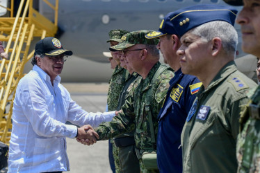 Gustavo Petro, presidente de la República, saluda a la cúpula militar y de policía a su llegada al Consejo de Seguridad que lideró en Cali.